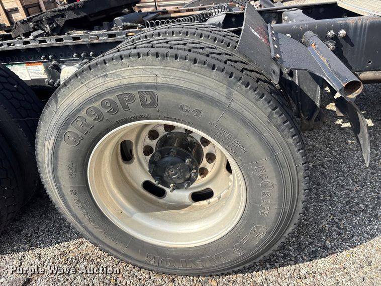 image for item ES8629 2008 Freightliner Columbia semi truck