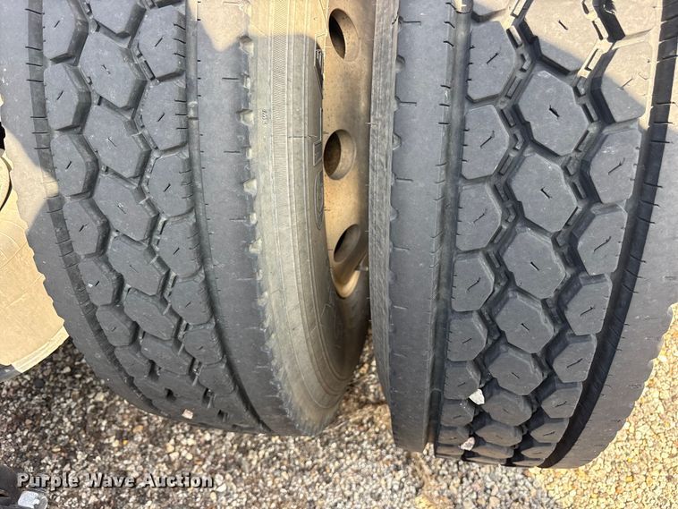 image for item ES8629 2008 Freightliner Columbia semi truck