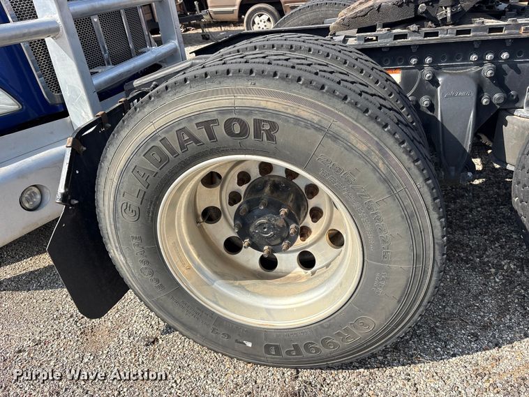 image for item ES8629 2008 Freightliner Columbia semi truck