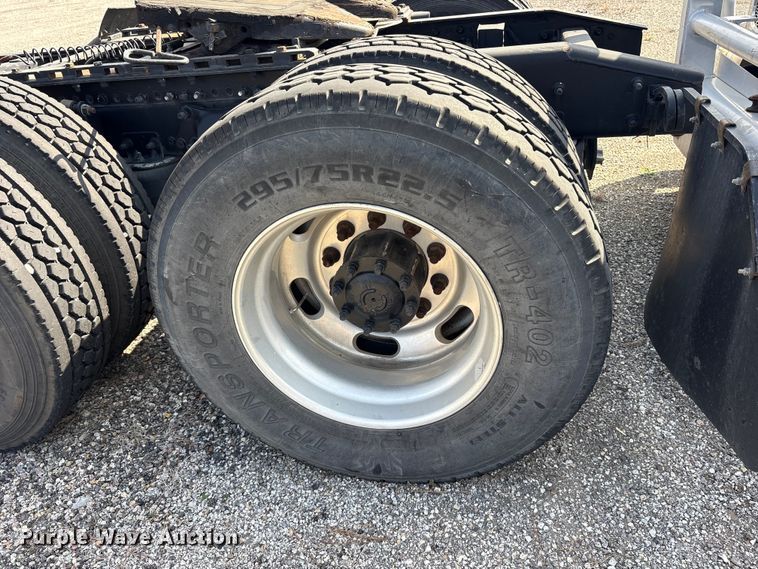 image for item ES8629 2008 Freightliner Columbia semi truck