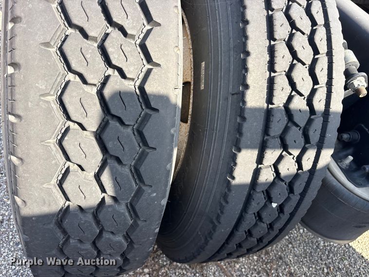 image for item ES8629 2008 Freightliner Columbia semi truck