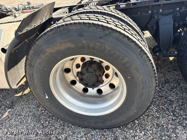 image for item ES8629 2008 Freightliner Columbia semi truck