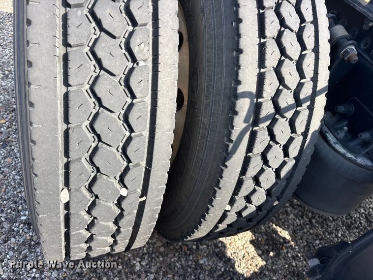 image for item ES8629 2008 Freightliner Columbia semi truck