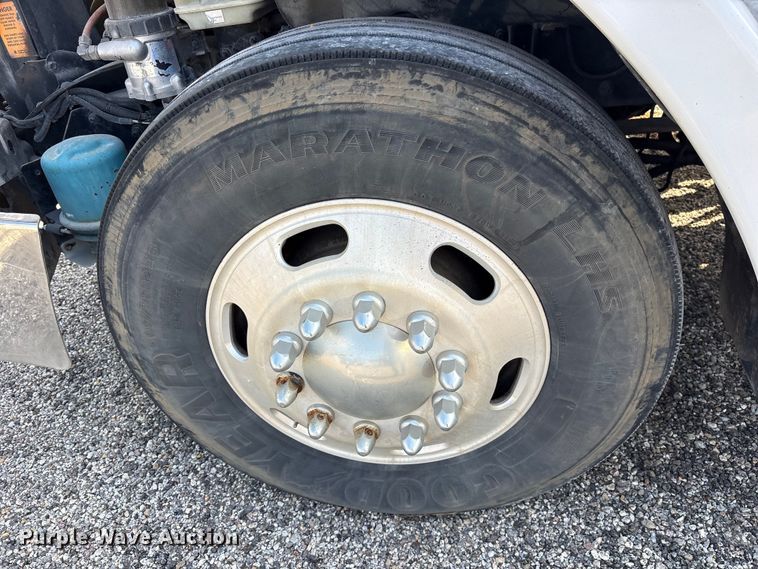 image for item ES8629 2008 Freightliner Columbia semi truck