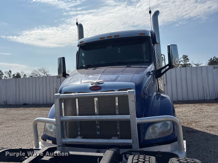 image for item ES8630 2016 Peterbilt 579 semi truck