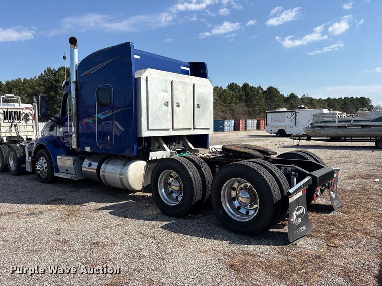 image for item ES8630 2016 Peterbilt 579 semi truck
