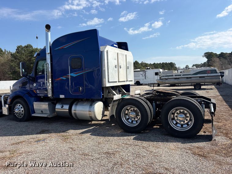 image for item ES8630 2016 Peterbilt 579 semi truck