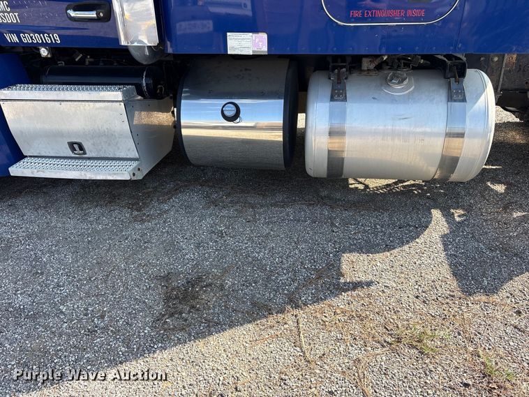 image for item ES8630 2016 Peterbilt 579 semi truck