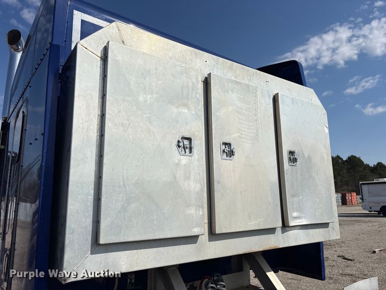 image for item ES8630 2016 Peterbilt 579 semi truck