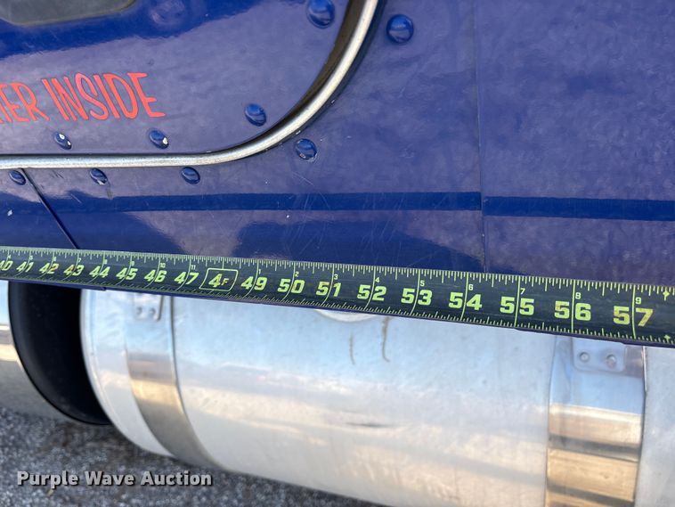 image for item ES8630 2016 Peterbilt 579 semi truck