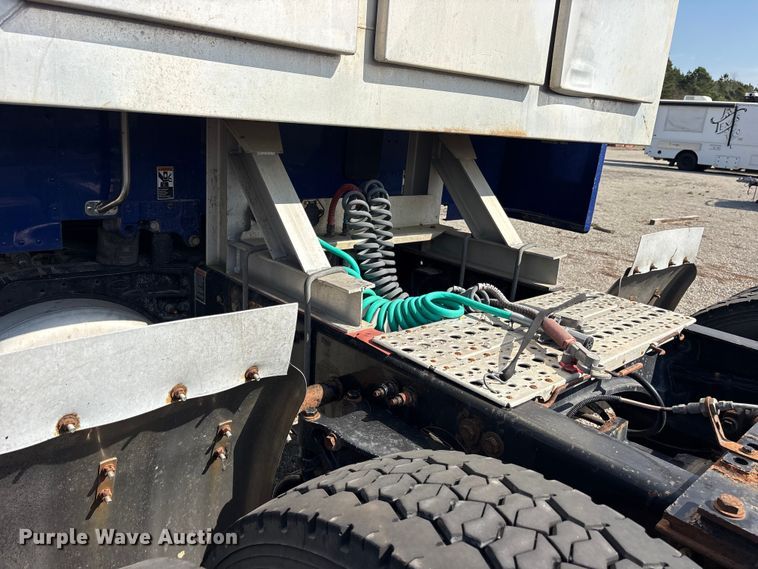 image for item ES8630 2016 Peterbilt 579 semi truck