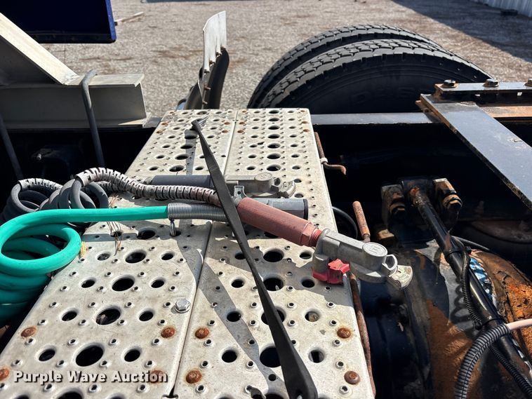 image for item ES8630 2016 Peterbilt 579 semi truck