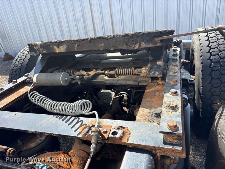 image for item ES8630 2016 Peterbilt 579 semi truck