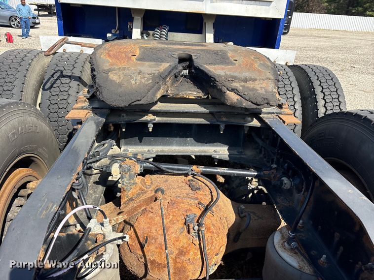 image for item ES8630 2016 Peterbilt 579 semi truck