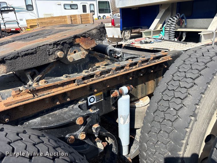 image for item ES8630 2016 Peterbilt 579 semi truck