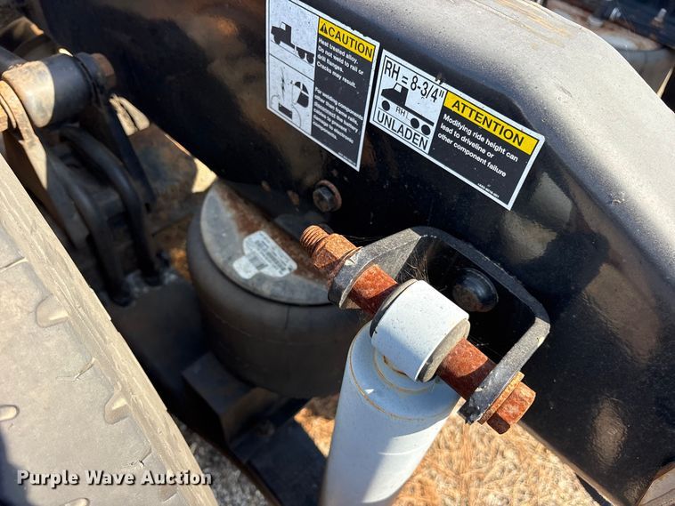 image for item ES8630 2016 Peterbilt 579 semi truck