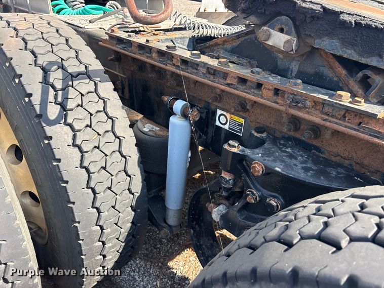 image for item ES8630 2016 Peterbilt 579 semi truck