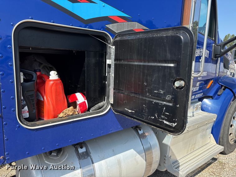 image for item ES8630 2016 Peterbilt 579 semi truck