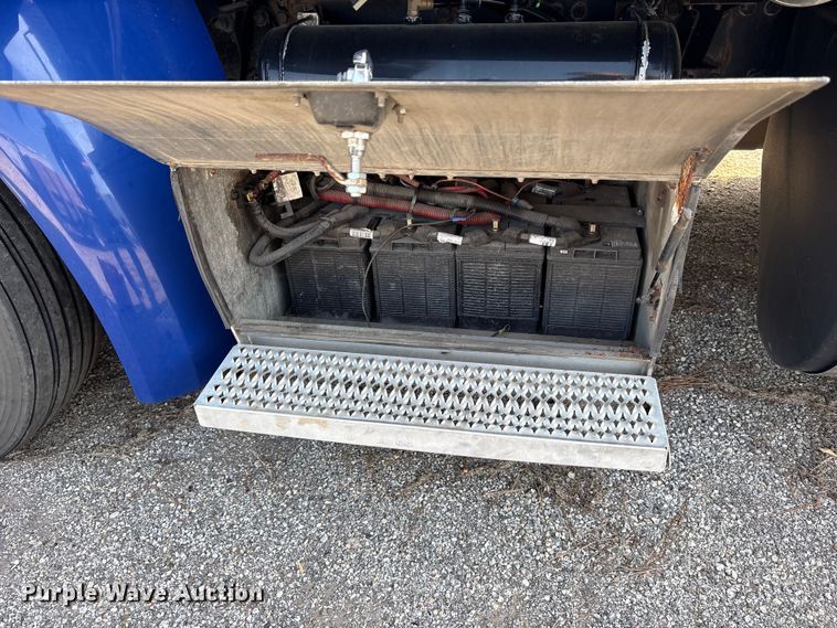 image for item ES8630 2016 Peterbilt 579 semi truck