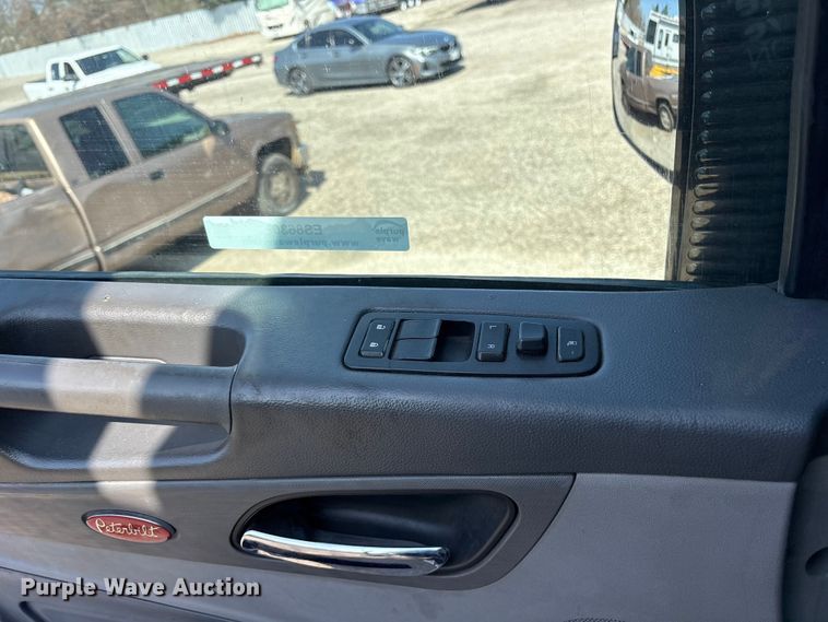 image for item ES8630 2016 Peterbilt 579 semi truck