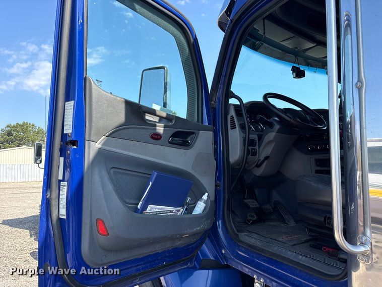 image for item ES8630 2016 Peterbilt 579 semi truck