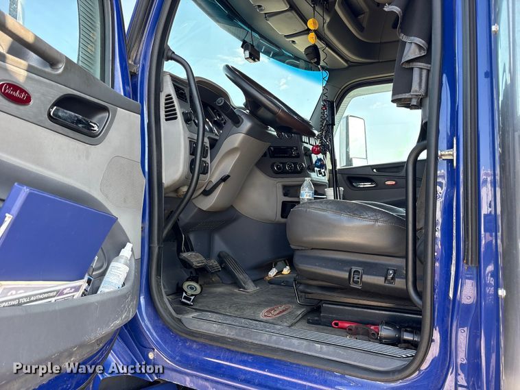 image for item ES8630 2016 Peterbilt 579 semi truck