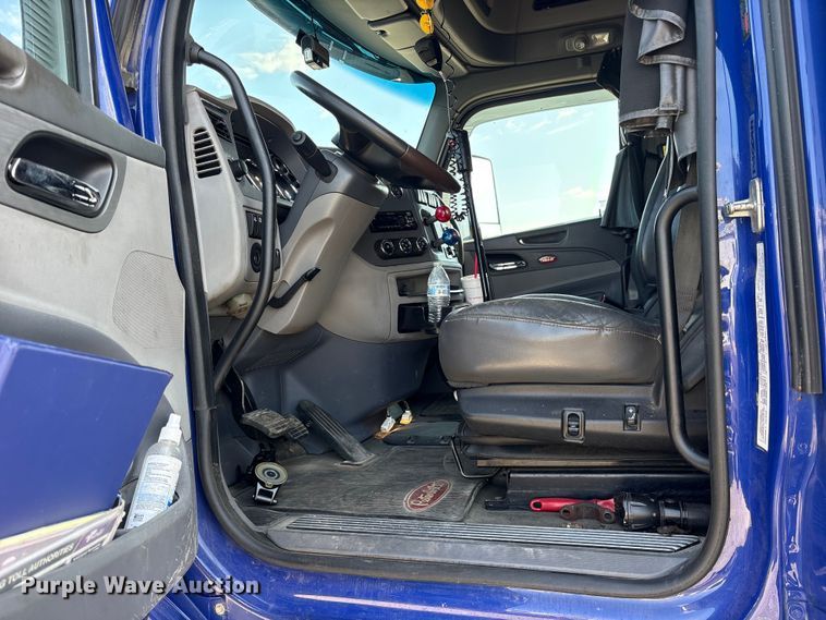 image for item ES8630 2016 Peterbilt 579 semi truck