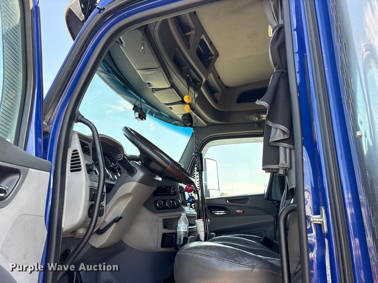 image for item ES8630 2016 Peterbilt 579 semi truck
