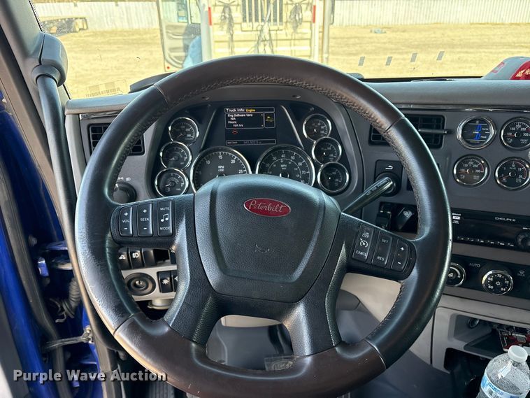 image for item ES8630 2016 Peterbilt 579 semi truck