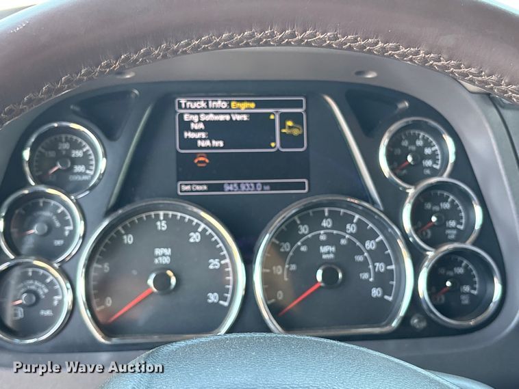 image for item ES8630 2016 Peterbilt 579 semi truck