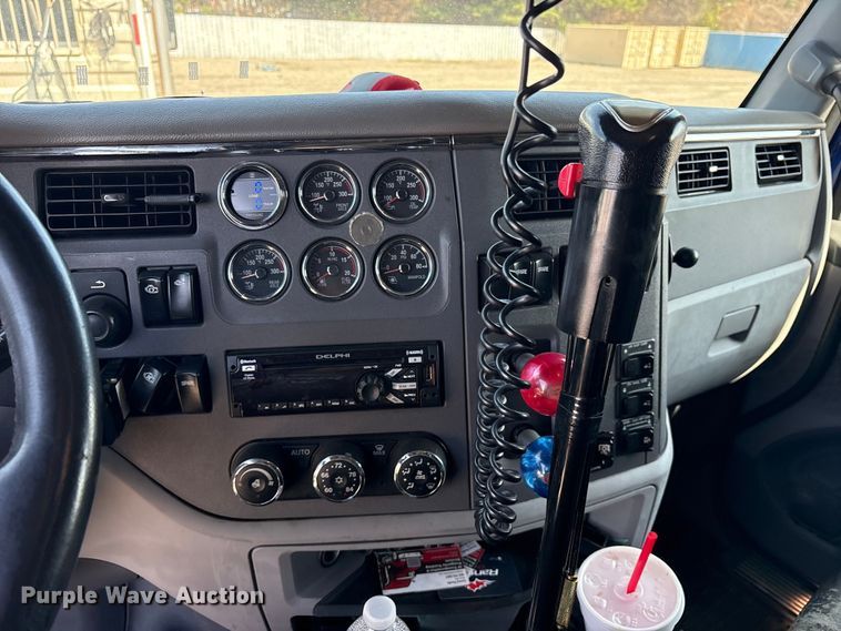 image for item ES8630 2016 Peterbilt 579 semi truck