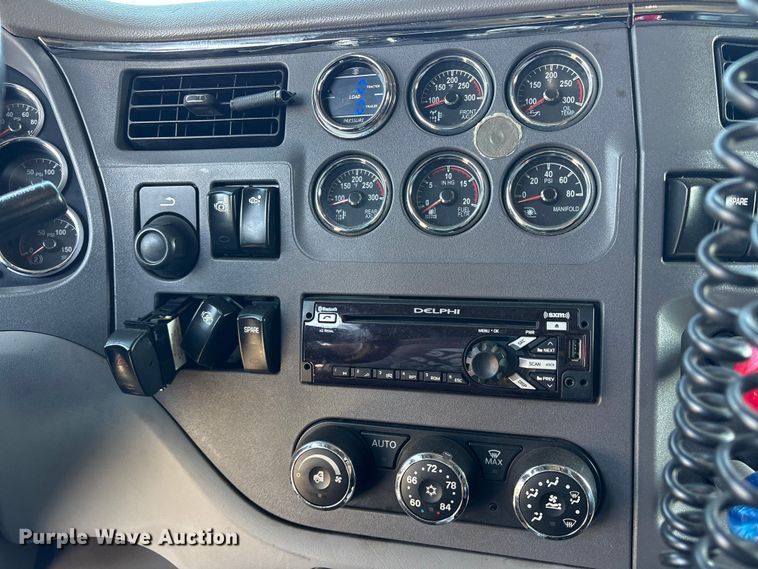 image for item ES8630 2016 Peterbilt 579 semi truck