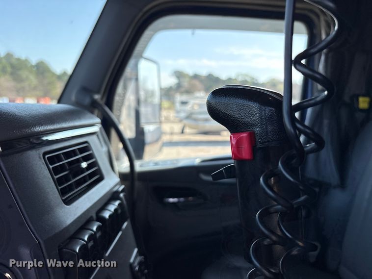 image for item ES8630 2016 Peterbilt 579 semi truck