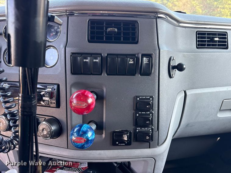 image for item ES8630 2016 Peterbilt 579 semi truck