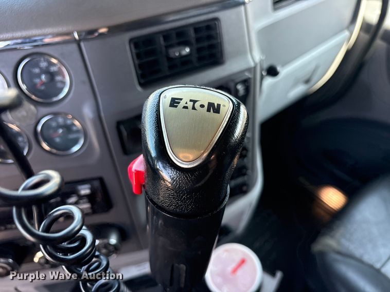 image for item ES8630 2016 Peterbilt 579 semi truck