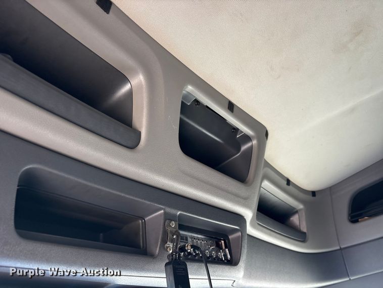 image for item ES8630 2016 Peterbilt 579 semi truck