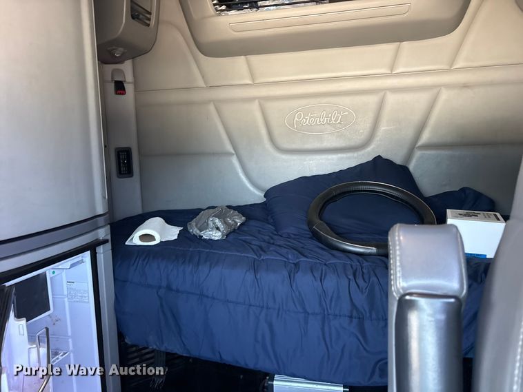 image for item ES8630 2016 Peterbilt 579 semi truck