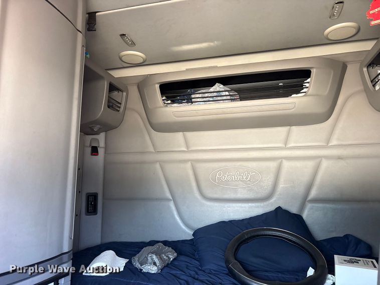 image for item ES8630 2016 Peterbilt 579 semi truck