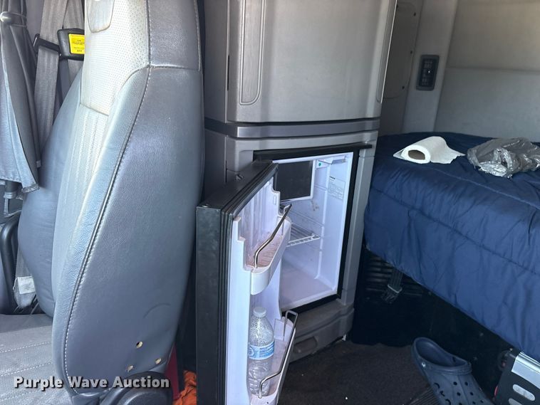 image for item ES8630 2016 Peterbilt 579 semi truck