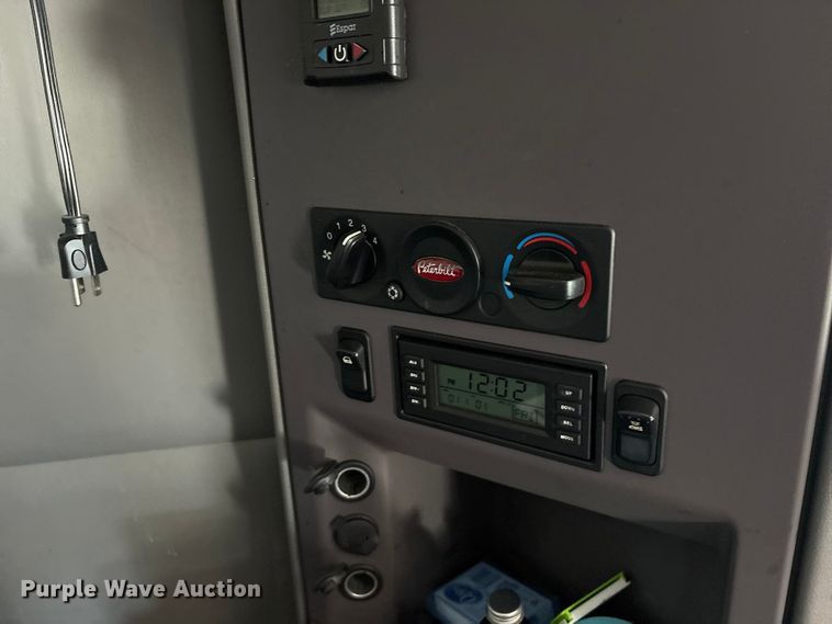 image for item ES8630 2016 Peterbilt 579 semi truck