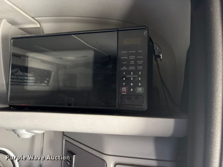 image for item ES8630 2016 Peterbilt 579 semi truck