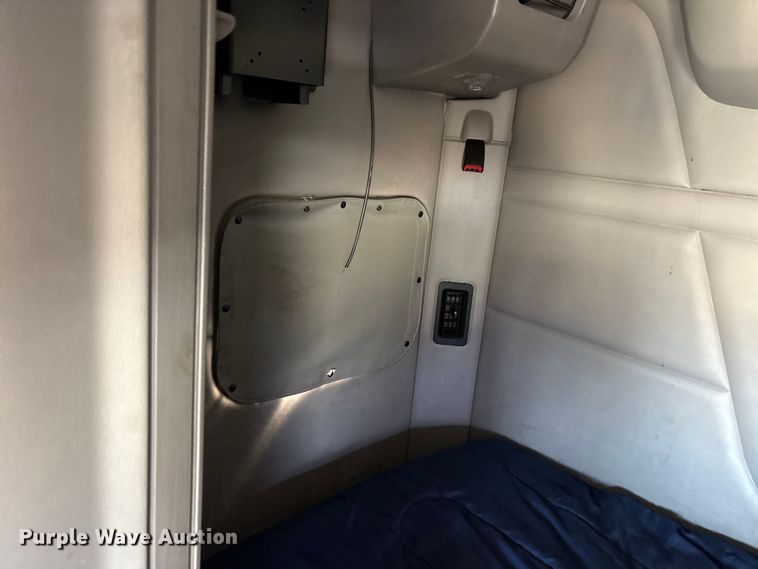 image for item ES8630 2016 Peterbilt 579 semi truck