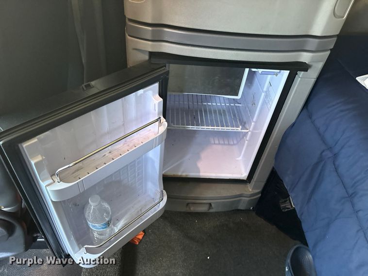 image for item ES8630 2016 Peterbilt 579 semi truck