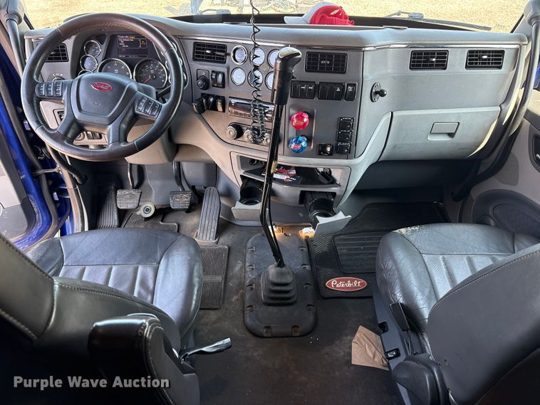 image for item ES8630 2016 Peterbilt 579 semi truck