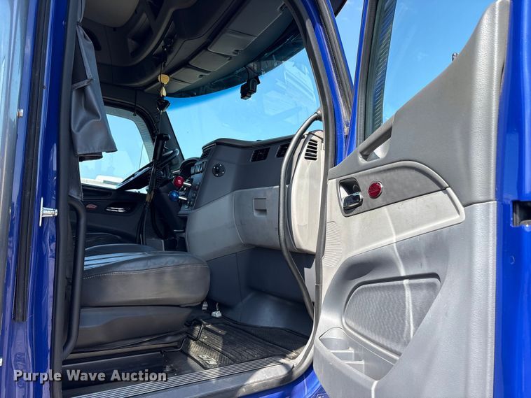 image for item ES8630 2016 Peterbilt 579 semi truck