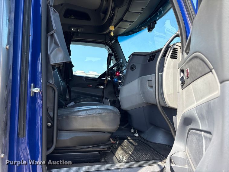 image for item ES8630 2016 Peterbilt 579 semi truck