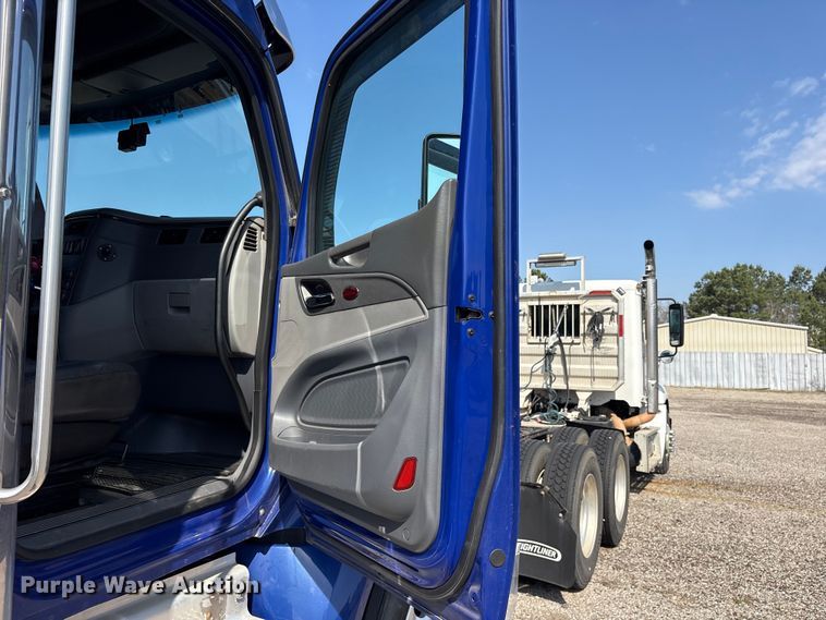 image for item ES8630 2016 Peterbilt 579 semi truck