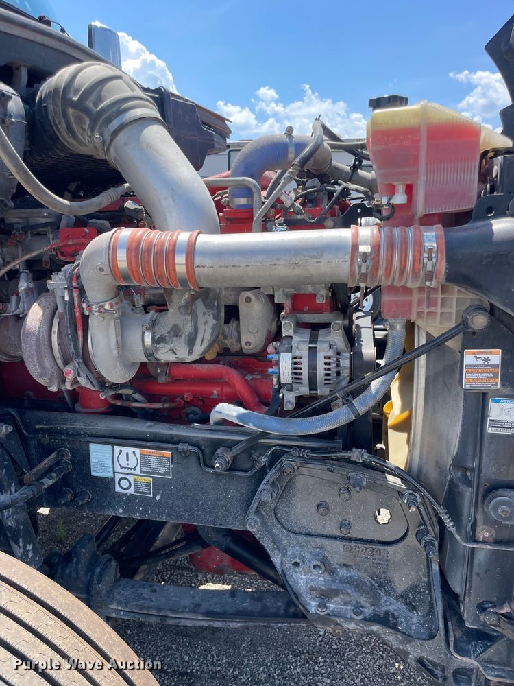 image for item ES8630 2016 Peterbilt 579 semi truck