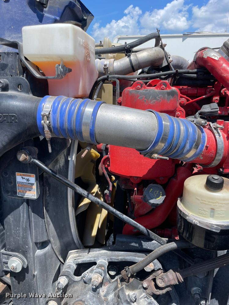 image for item ES8630 2016 Peterbilt 579 semi truck