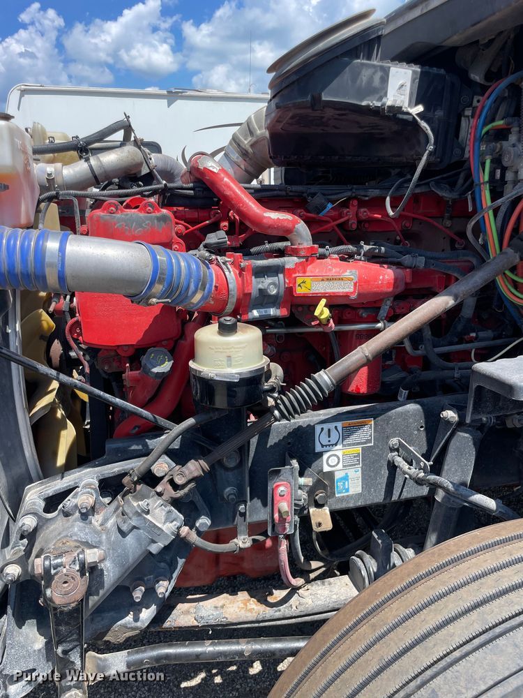 image for item ES8630 2016 Peterbilt 579 semi truck